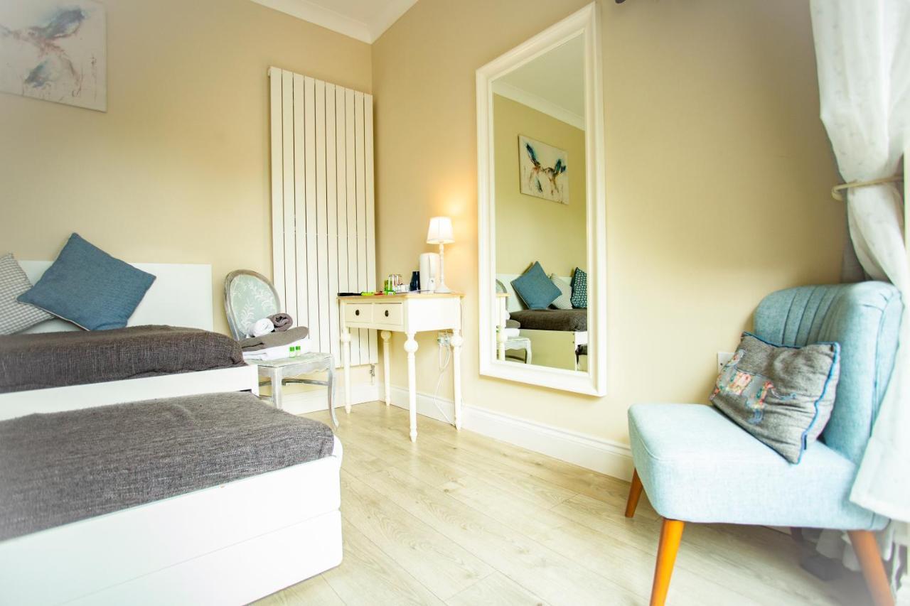 レッドヒル アコモデーション ブリストル エアポート Bed & Breakfast エクステリア 写真
